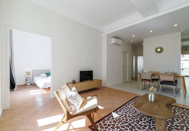 Apartment in Nice - Bright 2BR Niçois Apt w/ A/C, between Port & Garibaldi Apartment in Nice - Bright 2BR Niçois Apt w/ A/C, between Port & Garibaldi