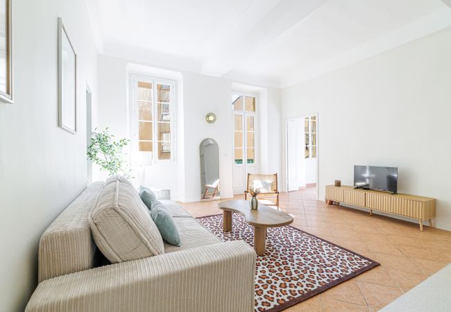 Apartment in Nice - Bright 2BR Niçois Apt w/ A/C, between Port & Garibaldi Apartment in Nice - Bright 2BR Niçois Apt w/ A/C, between Port & Garibaldi