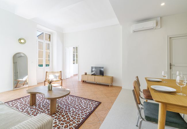 Apartment in Nice - Bright 2BR Niçois Apt w/ A/C, between Port & Garibaldi Apartment in Nice - Bright 2BR Niçois Apt w/ A/C, between Port & Garibaldi