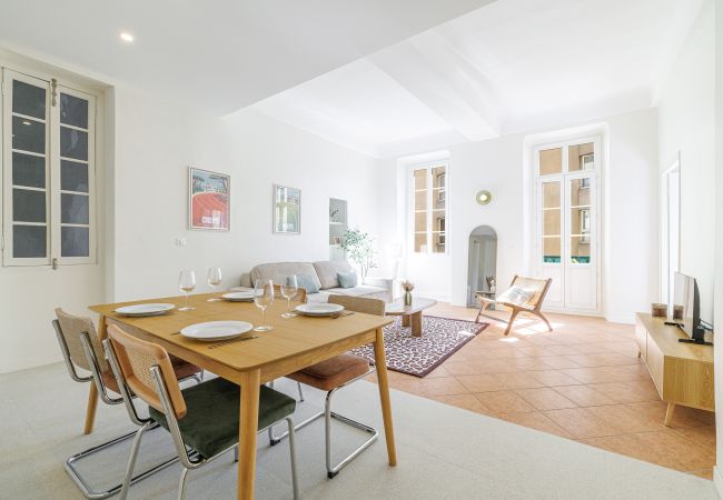 Apartment in Nice - Bright 2BR Niçois Apt w/ A/C, between Port & Garibaldi Apartment in Nice - Bright 2BR Niçois Apt w/ A/C, between Port & Garibaldi
