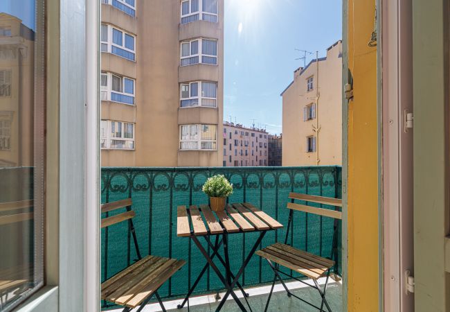 Apartment in Nice - Bright 2BR Niçois Apt w/ A/C, between Port & Garibaldi Apartment in Nice - Bright 2BR Niçois Apt w/ A/C, between Port & Garibaldi