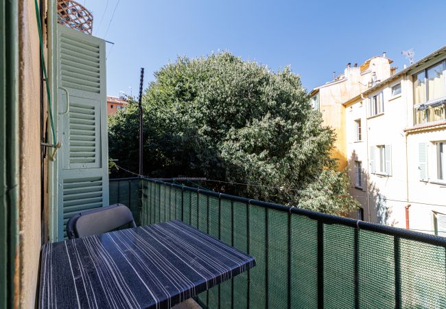 Apartment in Nice - Bright 2BR Niçois Apt w/ A/C, between Port & Garibaldi Apartment in Nice - Bright 2BR Niçois Apt w/ A/C, between Port & Garibaldi