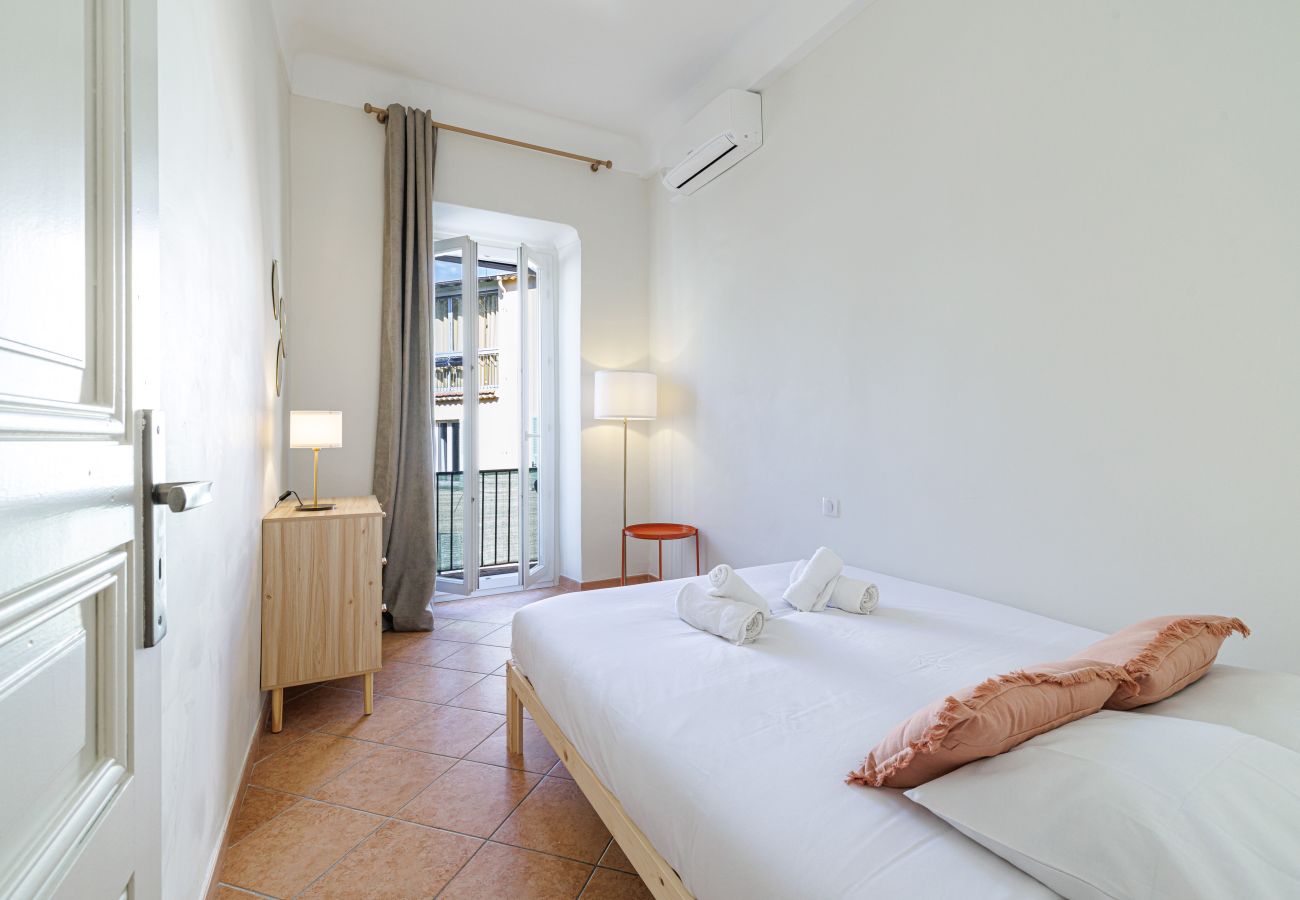 Apartment in Nice - Bright 2BR Niçois Apt w/ A/C, between Port & Garibaldi Apartment in Nice - Bright 2BR Niçois Apt w/ A/C, between Port & Garibaldi