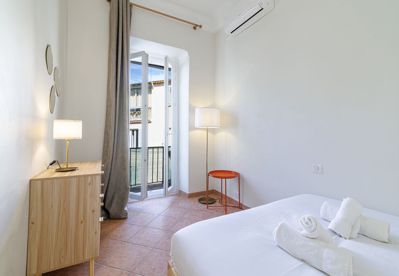Apartment in Nice - Bright 2BR Niçois Apt w/ A/C, between Port & Garibaldi Apartment in Nice - Bright 2BR Niçois Apt w/ A/C, between Port & Garibaldi