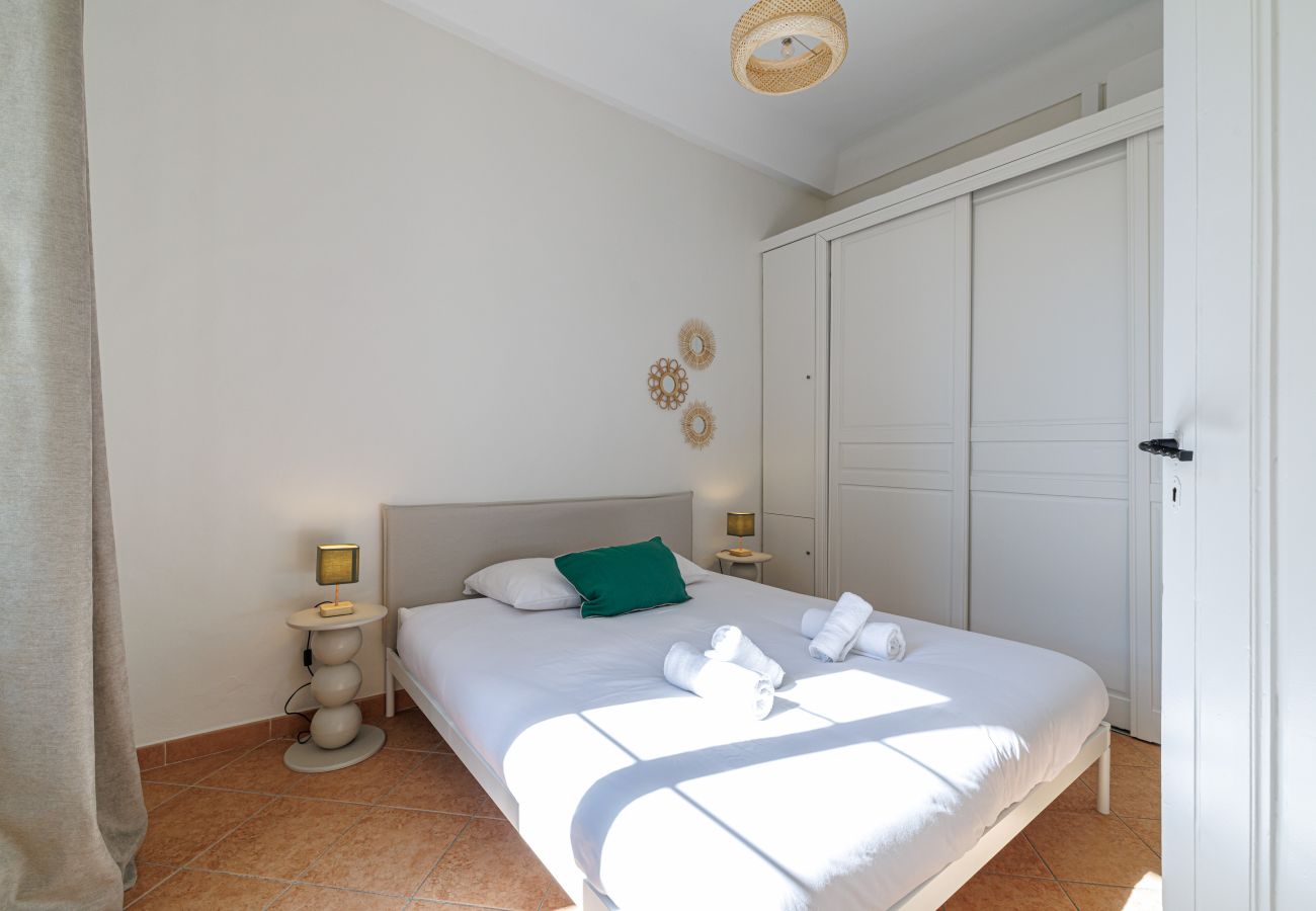 Apartment in Nice - Bright 2BR Niçois Apt w/ A/C, between Port & Garibaldi Apartment in Nice - Bright 2BR Niçois Apt w/ A/C, between Port & Garibaldi