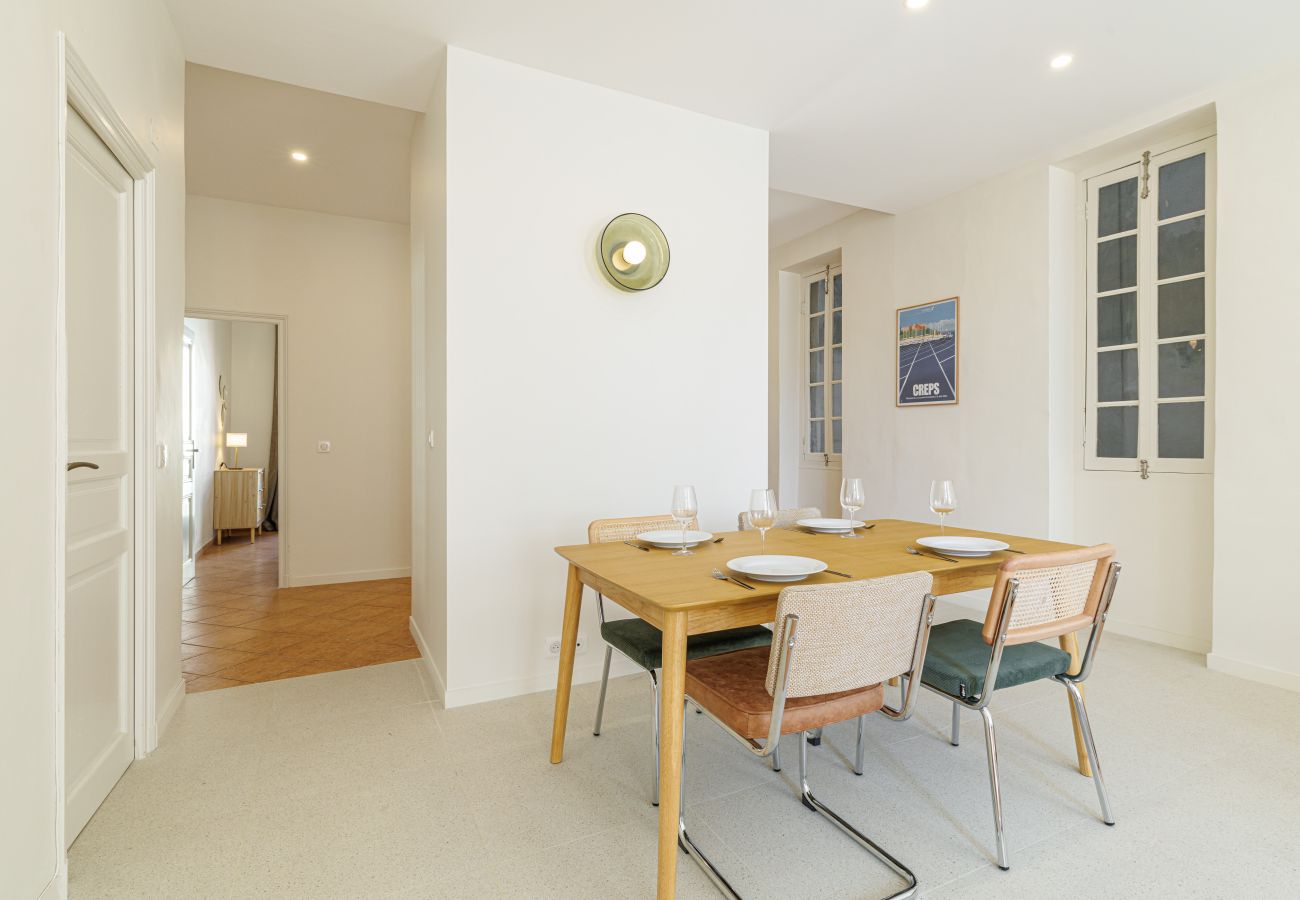 Apartment in Nice - Bright 2BR Niçois Apt w/ A/C, between Port & Garibaldi Apartment in Nice - Bright 2BR Niçois Apt w/ A/C, between Port & Garibaldi