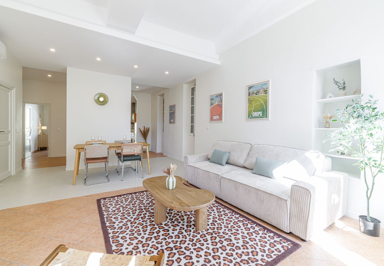 Apartment in Nice - Bright 2BR Niçois Apt w/ A/C, between Port & Garibaldi Apartment in Nice - Bright 2BR Niçois Apt w/ A/C, between Port & Garibaldi