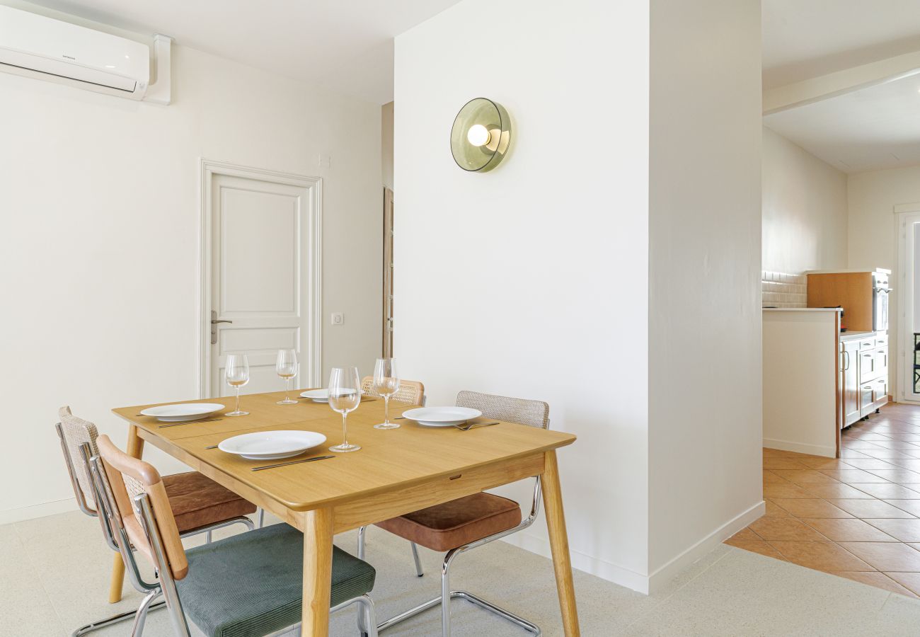 Apartment in Nice - Bright 2BR Niçois Apt w/ A/C, between Port & Garibaldi Apartment in Nice - Bright 2BR Niçois Apt w/ A/C, between Port & Garibaldi