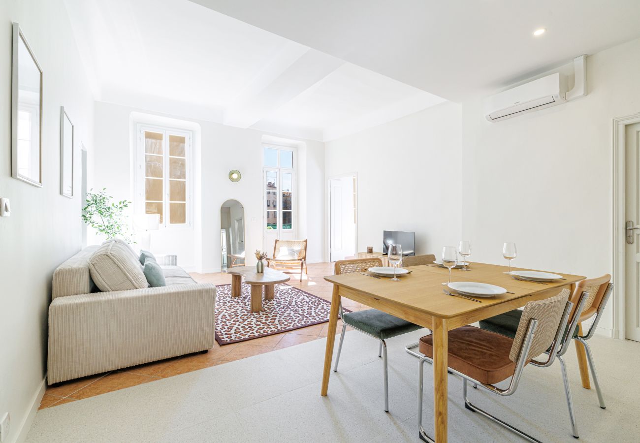 Apartment in Nice - Bright 2BR Niçois Apt w/ A/C, between Port & Garibaldi Apartment in Nice - Bright 2BR Niçois Apt w/ A/C, between Port & Garibaldi