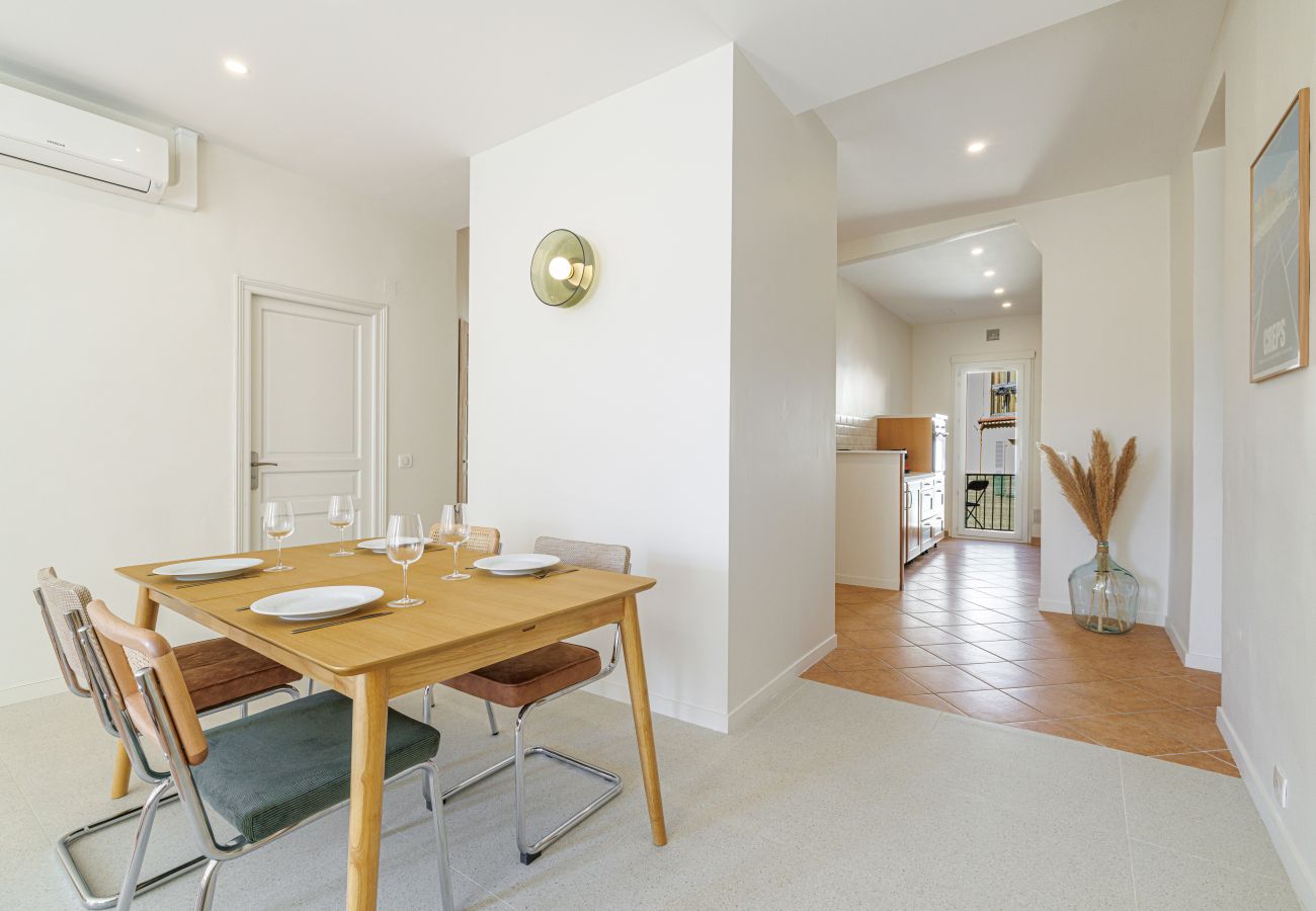 Apartment in Nice - Bright 2BR Niçois Apt w/ A/C, between Port & Garibaldi Apartment in Nice - Bright 2BR Niçois Apt w/ A/C, between Port & Garibaldi