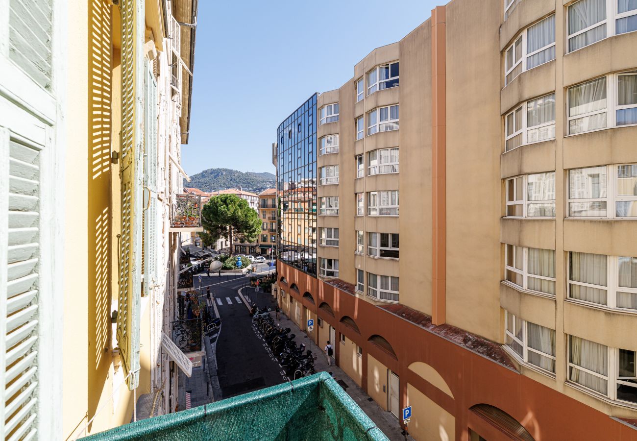 Apartment in Nice - Bright 2BR Niçois Apt w/ A/C, between Port & Garibaldi Apartment in Nice - Bright 2BR Niçois Apt w/ A/C, between Port & Garibaldi