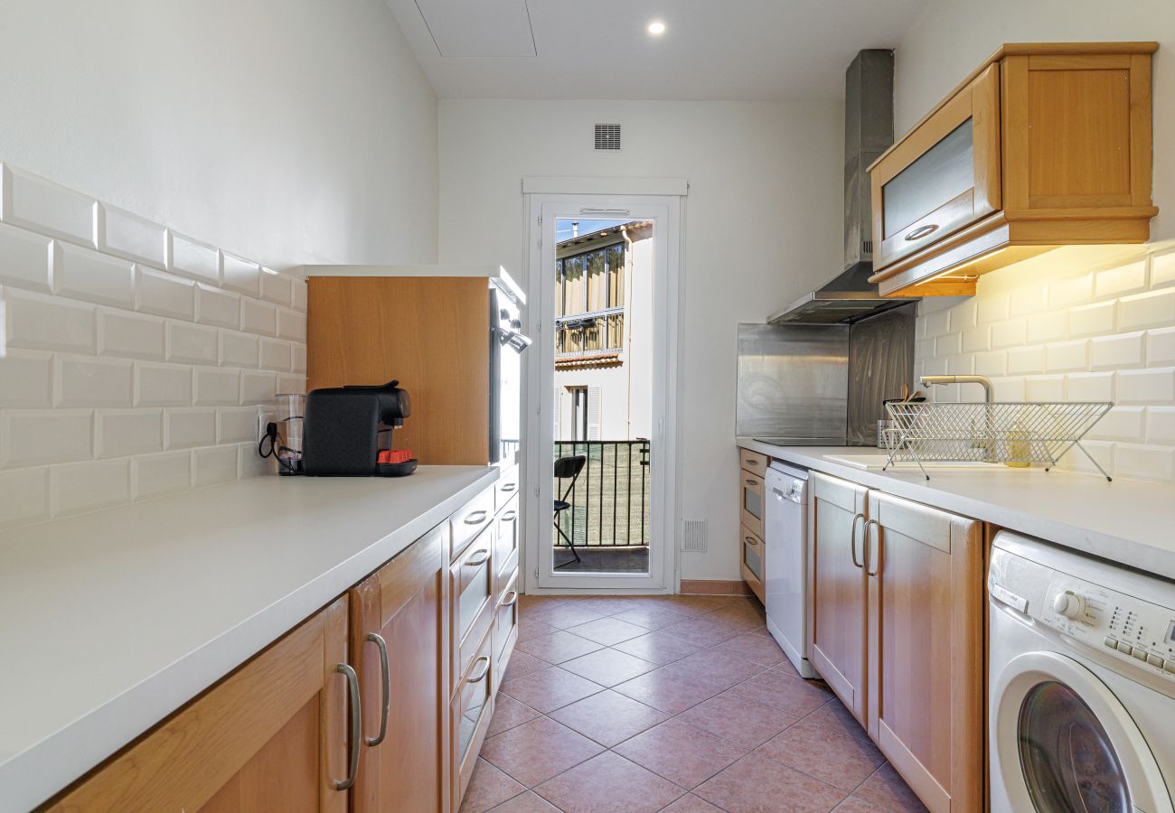 Apartment in Nice - Bright 2BR Niçois Apt w/ A/C, between Port & Garibaldi Apartment in Nice - Bright 2BR Niçois Apt w/ A/C, between Port & Garibaldi