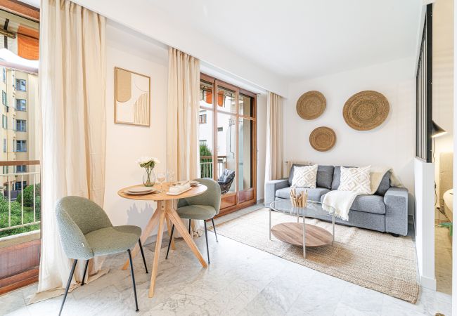 Apartment in Nice - Balcony • A/C • Queen 160 Bed • Walk to Port & Tram