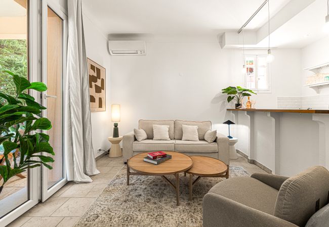 Apartment in Saint-Laurent-du-Var - Garden-level 2-bedroom apartment, plancha grill, garden & shared pool